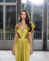 Hermoso vestido de fiesta plisado sin mangas con un solo hombro y cuentas